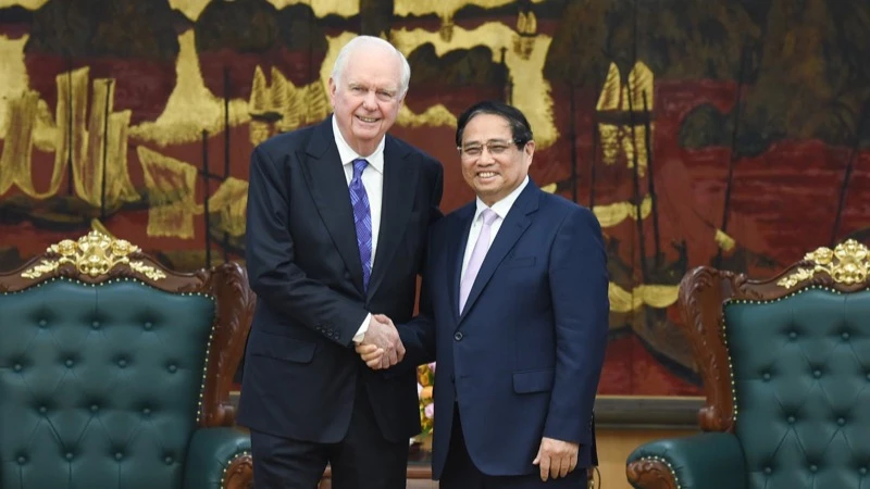 นายกรัฐมนตรี Pham Minh Chinh และนาย Thomas J. Vallely ที่ปรึกษาอาวุโสด้านเวียดนาม ณ สถาบันเอเชียตะวันออกเฉียงใต้ แห่งมหาวิทยาลัยโคลัมเบีย (สหรัฐอเมริกา) (ภาพ: TRAN HAI)