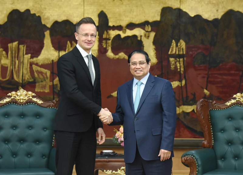 Thủ tướng Chính phủ Phạm Minh Chính và Bộ trưởng Ngoại giao và Kinh tế đối ngoại Hungary Szijjártó Péter. (Ảnh: TRẦN HẢI)
