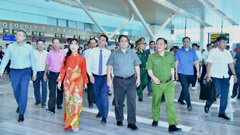 Thủ tướng Phạm Minh Chính đi thị sát các hạng mục của Nhà ga hành khách T3-Cảng hàng không quốc tế Tân Sơn Nhất mới khánh thành và đi vào hoạt động. (Ảnh: THANH GIANG)