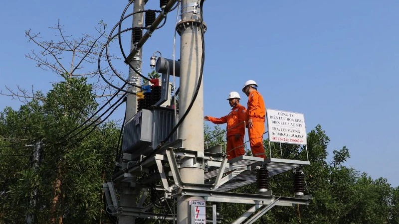 Công nhân Tổng Công ty Điện lực miền Bắc tăng cường kiểm tra hệ thống trạm biến áp, duy trì việc cấp điện an toàn, ổn định cho khách hàng. (Ảnh: EVNNPC)