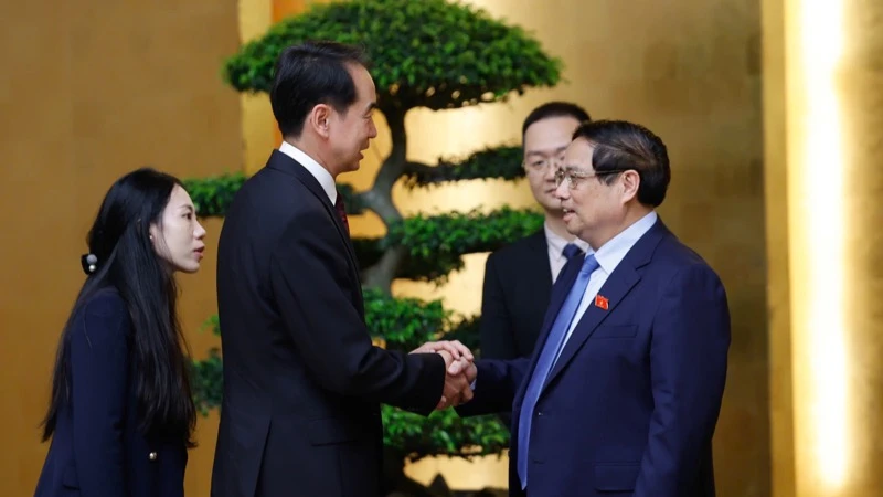 Thủ tướng Chính phủ Phạm Minh Chính và Đại sứ Trung Quốc tại Việt Nam Hà Vĩ. (Ảnh: TRẦN HẢI)
