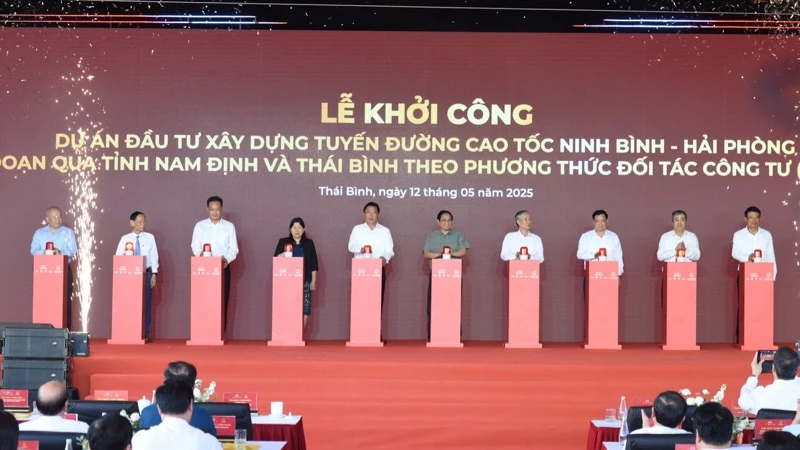 Thủ tướng Phạm Minh Chính và các đồng chí lãnh đạo, đại biểu thực hiện nghi thức khởi công. (Ảnh: TRẦN HẢI)