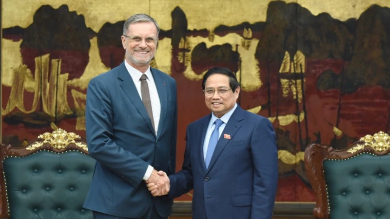 Thủ tướng Chính phủ Phạm Minh Chính và Đại sứ Cộng hòa Pháp tại Việt Nam Olivier Brochet. (Ảnh: TRẦN HẢI)