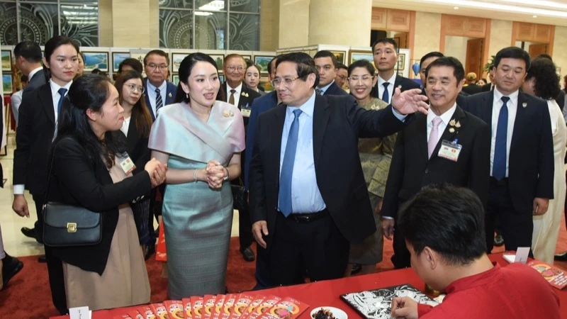Thủ tướng Phạm Minh Chính cùng Thủ tướng Thái Lan Paetongtarn Shinawatra tham quan triển lãm các sản phẩm thủ công mỹ nghệ đặc sắc của Việt Nam. (Ảnh: TRẦN HẢI) 