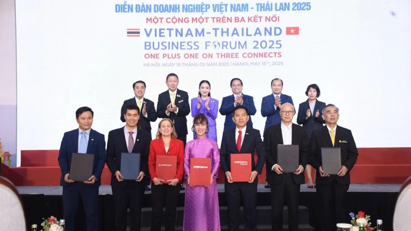Thủ tướng Phạm Minh Chính và Thủ tướng Thái Lan Paetongtarn Shinawatra chứng kiến các doanh nghiệp Việt Nam và Thái Lan trao đổi văn bản thỏa thuận hợp tác tại diễn đàn. (Ảnh: TRẦN HẢI)