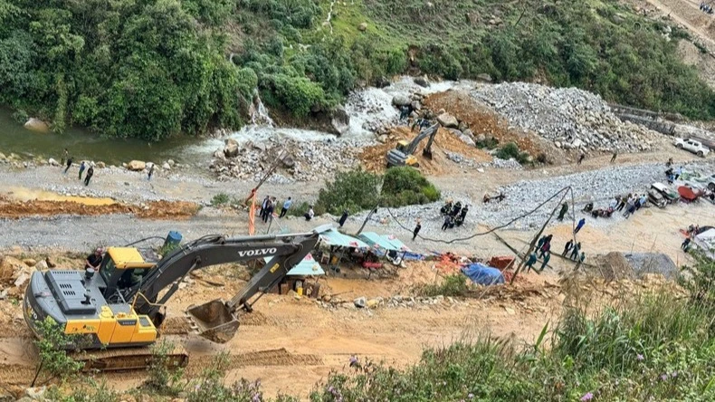 Các phương tiện được huy động để ứng cứu.