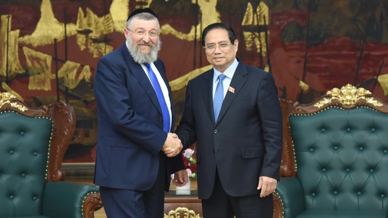Thủ tướng Phạm Minh Chính và ông Rabbi Yoav Ben Tzur, Bộ trưởng Lao động Israel. (Ảnh: TRẦN HẢI)