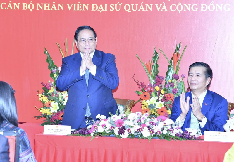 Thủ tướng Phạm Minh Chính nói chuyện với cán bộ, nhân viên Đại sứ quán, bà con cộng đồng người Việt Nam tại Malaysia. (Ảnh: THANH GIANG)