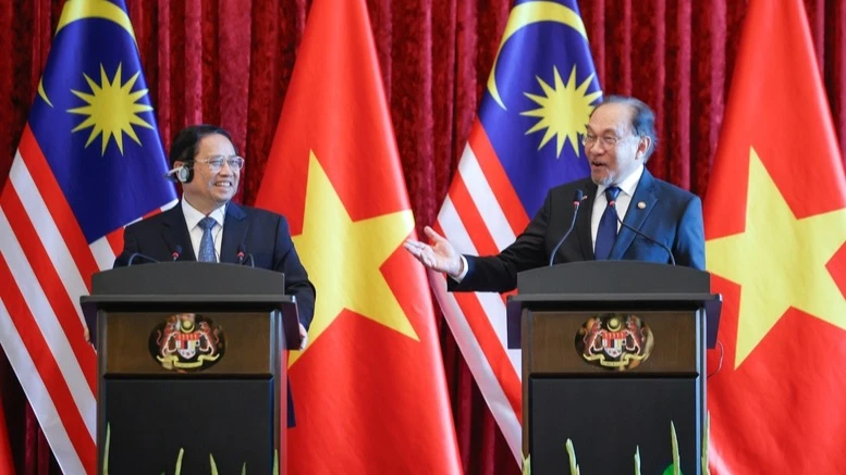 Thủ tướng Phạm Minh Chính và Thủ tướng Malaysia Anwar Ibrahim. (Ảnh: NHẬT BẮC/VGP)
