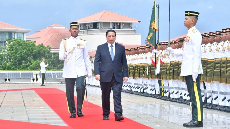 Thủ tướng Phạm Minh Chính duyệt Đội danh dự Quân đội Malaysia. (Ảnh: THANH GIANG)