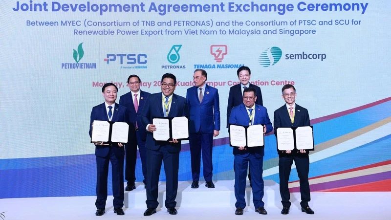 Ba Thủ tướng Việt Nam, Malaysia và Singapore chứng kiến lễ trao thỏa thuận hợp tác về xuất khẩu điện năng lượng tái tạo từ Việt Nam sang Singapore và Malaysia. (Ảnh: Dương Giang/TTXVN)