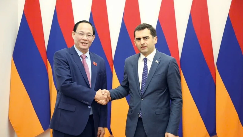 Phó Chủ tịch Quốc hội Trần Quang Phương gặp Phó Chủ tịch thứ nhất Quốc hội Armenia Hakob Arshakyan. (Ảnh: TTXVN)