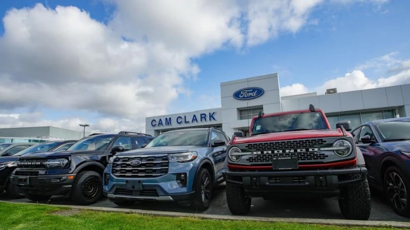 Các mẫu xe mới được trưng bày tại một đại lý ô-tô ở Vancouver, tỉnh British Columbia, Canada, vào ngày 3/4/2025. (Ảnh: Tân Hoa xã)