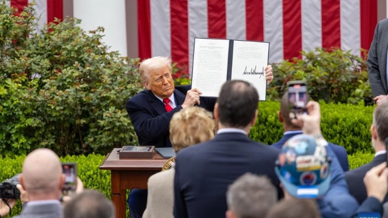 Tổng thống Mỹ Donald Trump giơ cao sắc lệnh hành pháp về thuế quan đối ứng tại Vườn Hồng của Nhà Trắng ở Washington D.C. ngày 2/4/2025. (Ảnh: Tân Hoa xã)