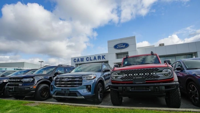 Các mẫu xe mới được trưng bày tại một đại lý Ford ở Vancouver, tỉnh British Columbia, Canada, ngày 3/4/2025. (Ảnh: Tân Hoa xã)