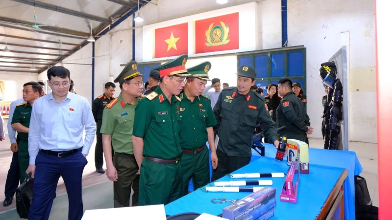 Đoàn khảo sát và các đại biểu tham quan triển lãm phương tiện, trang thiết bị và cơ sở vật chất tại Trung tâm Đào tạo và Nâng cao năng lực Gìn giữ hoà bình, huyện Văn Giang, tỉnh Hưng Yên​.