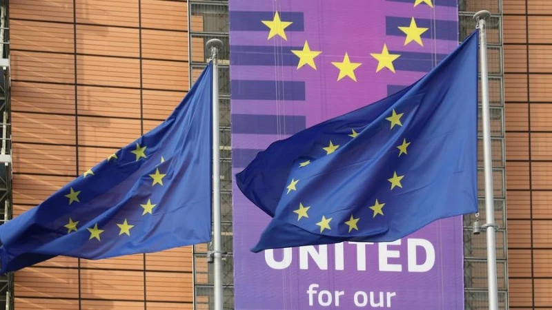 Các lá cờ của Liên minh châu Âu tung bay bên ngoài Tòa nhà Berlaymont, trụ sở của Ủy ban châu Âu, tại Brussels, Bỉ, ngày 29/1/2025. (Ảnh: Tân Hoa xã)