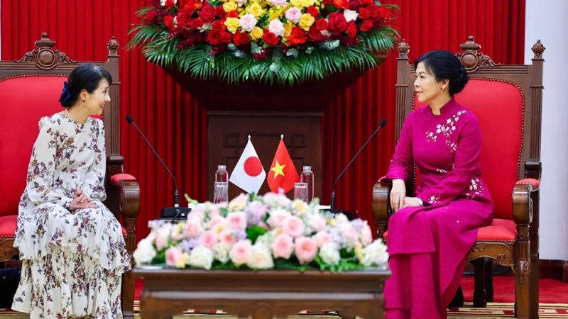 Bà Ngô Phương Ly, Phu nhân Tổng Bí thư Tô Lâm và bà Ishiba Yoshiko, Phu nhân Thủ tướng Nhật Bản Ishiba Shigeru tại buổi gặp gỡ. (Ảnh: BNG)