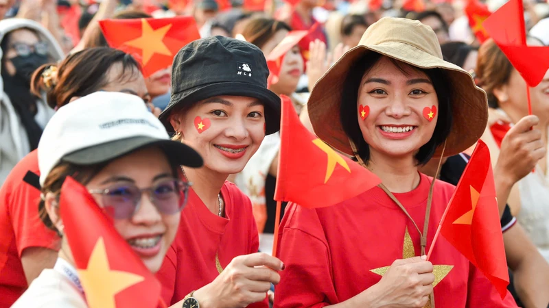 Từ sớm, từng dòng người đã đổ về khu vực tổ chức lễ kỷ niệm, mang theo lá cờ đỏ sao vàng rực rỡ cùng niềm tự hào hiện rõ trên từng ánh mắt, nụ cười. (Ảnh: THÀNH ĐẠT)