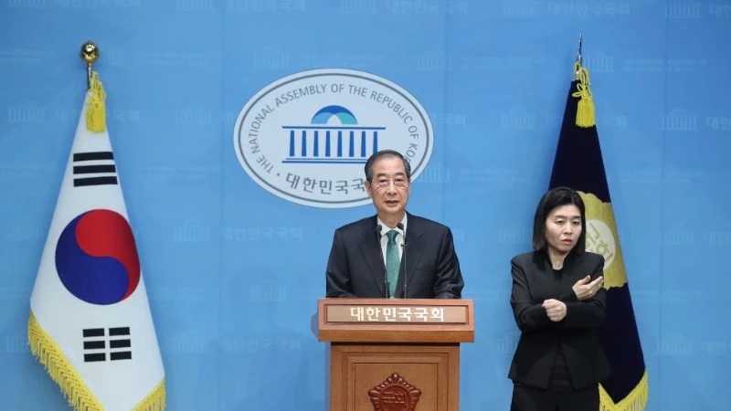 Ông Han Duck-soo, cựu Thủ tướng Hàn Quốc, tham dự cuộc họp báo tại Quốc hội ở Seoul, ngày 2/5/2025. (Ảnh: Tân Hoa xã)