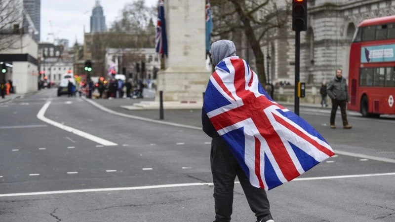 Một người dân Anh trên đường phố London, Britain vào ngày 31/1/2020. (Ảnh: Tân Hoa xã)