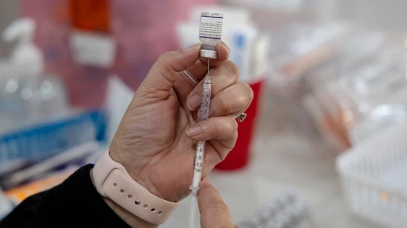Một nhân viên y tế chuẩn bị liều vaccine Covid-19 tại điểm tiêm chủng ở San Antonio, bang Texas, Mỹ, ngày 9/1/2022. (Ảnh: Tân Hoa xã)
