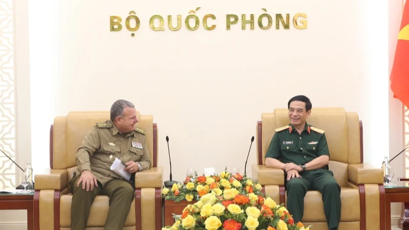 Đại tướng Phan Văn Giang, Bộ trưởng Quốc phòng tiếp Trung tướng Víctor Leonardo Rojo Ramos, Chủ nhiệm Chính trị các Lực lượng vũ trang cách mạng Cuba. (Ảnh: TTXVN)