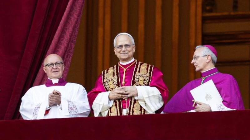 Hồng y Robert Francis Prevost vẫy tay chào đám đông sau khi được bầu làm Giáo hoàng mới tại Vatican, vào ngày 8/5/2025. (Ảnh: Tân Hoa xã)