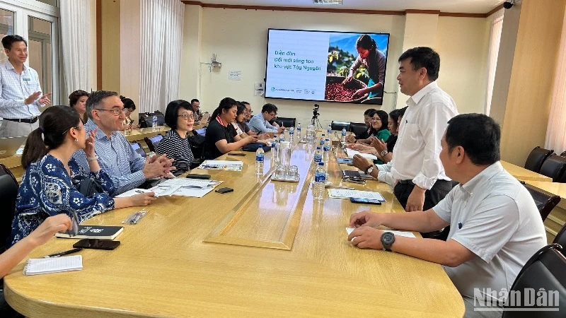 PGS,TS Lê Đức Niêm, Phó hiệu trưởng Trường Đại học Tây Nguyên, chia sẻ với đoàn công tác Tổng lãnh sự quán Australia tại Thành phố Hồ Chí Minh Diễn đàn đổi mới sáng tạo. (Ảnh: HẢI YẾN)