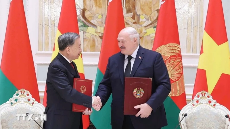 Tổng Bí thư Tô Lâm và Tổng thống Aleksandr Lukashenko ký Tuyên bố chung về việc thiết lập quan hệ Đối tác chiến lược Việt Nam-Belarus. (Ảnh: Thống Nhất/TTXVN)