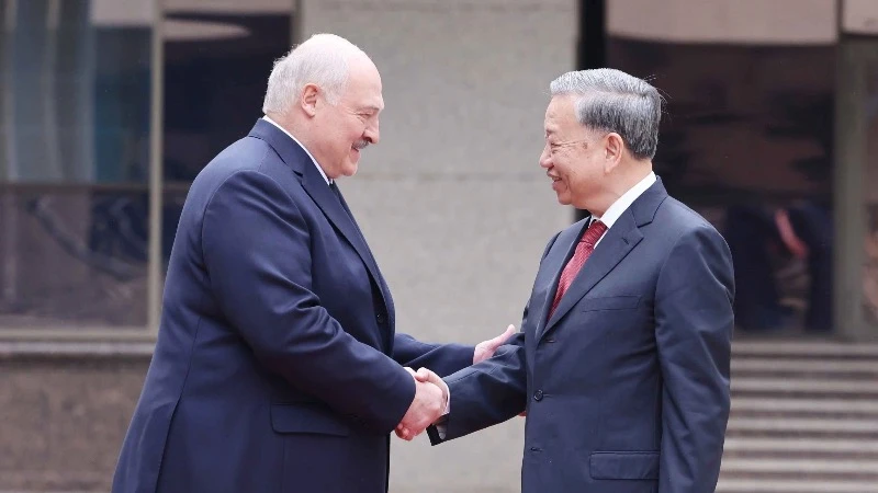 Tổng thống Belarus Aleksandr Lukashenko đón Tổng Bí thư Tô Lâm. (Ảnh: Thống Nhất/TTXVN)