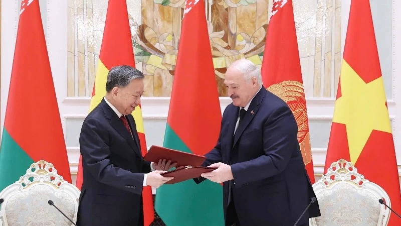 Tổng Bí thư Tô Lâm và Tổng thống Aleksandr Lukashenko ký Tuyên bố chung về việc thiết lập quan hệ Đối tác chiến lược Việt Nam-Belarus. (Ảnh: Thống Nhất/TTXVN)