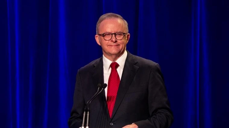 Thủ tướng Australia Anthony Albanese phát biểu sau khi giành chiến thắng trong cuộc tổng tuyển cử liên bang ngày 3/5/2025. (Ảnh: Tân Hoa xã)