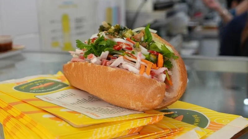 Người Australia ngày càng yêu thích món bánh mì Việt Nam - một lựa chọn bữa trưa vừa túi tiền, lại tiện lợi khi di chuyển. (Ảnh: Isabella Michie/ABC Radio National)