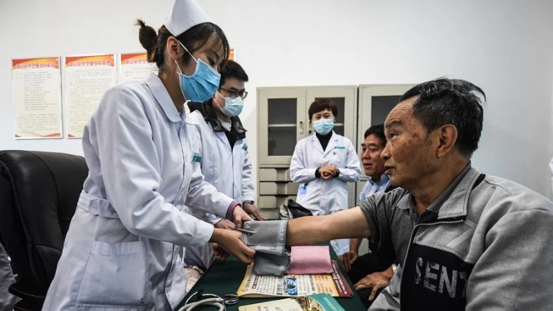 Nhân viên y tế cung cấp dịch vụ chăm sóc sức khỏe miễn phí cho người cao tuổi tại tỉnh Quý Châu, Trung Quốc. (Ảnh: Tân Hoa xã)