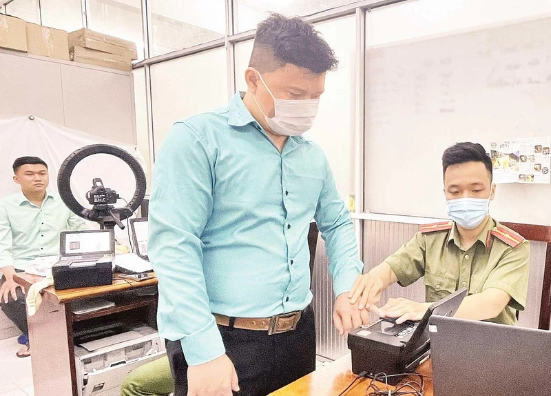 Người dân quận Tân Phú có thể tra cứu ngày hẹn đến làm căn cước công dân và tiến độ trả kết quả qua tài khoản Zalo của Công an quận.