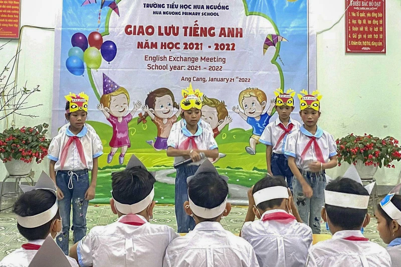 Học sinh Trường tiểu học Hua Nguống (huyện Mường Ảng) tham gia giờ học ngoại khóa Giao lưu Tiếng Anh.