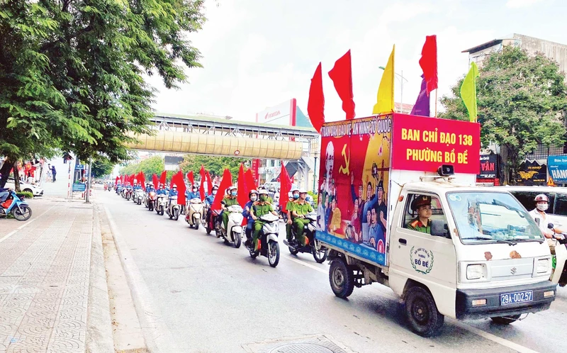 Các lực lượng tham gia tuyên truyền trong ngày hội Toàn dân bảo vệ an ninh Tổ quốc. (Ảnh MINH TUẤN)