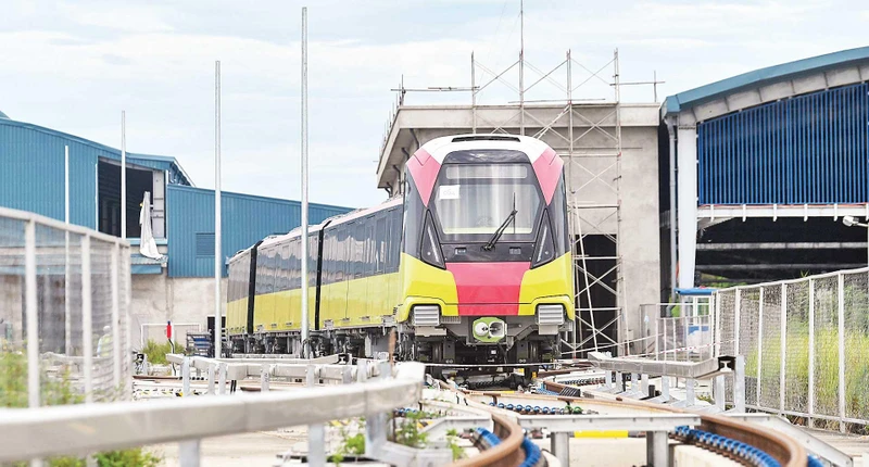 Chạy thử nghiệm liên động các đoàn tàu dọc tuyến đường trên cao dài 8,5km từ Depot Nhổn đến Ga S8. (Ảnh MINH HÀ)