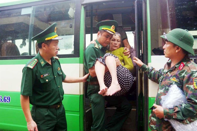 Sơ tán người dân tại khu vực xã Tam Thanh, thành phố Tam Kỳ về cơ quan Bộ Chỉ huy Bộ đội Biên phòng tỉnh Quảng Nam tránh, trú bão. (Ảnh HỒNG ANH)