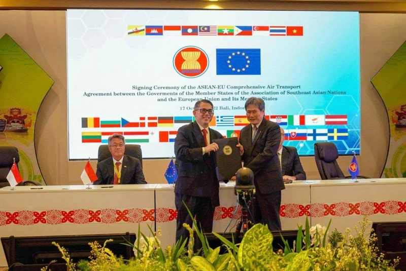 Lễ ký Hiệp định Vận tải hàng không toàn diện giữa ASEAN và EU. (Ảnh ASEAN.ORG)