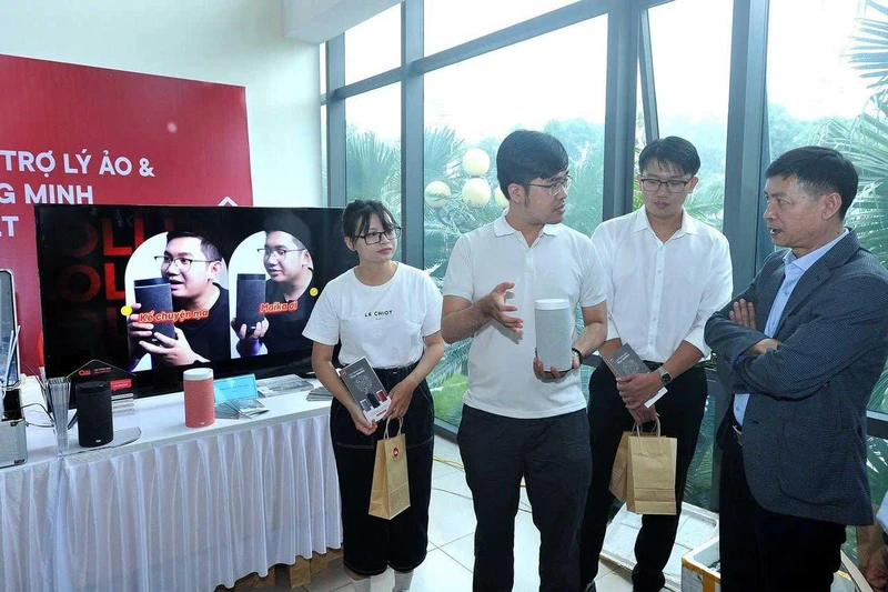 Cán bộ, nhân viên Công ty cổ phần Công nghệ OLLI trình diễn, giới thiệu sản phẩm công nghệ cao trợ lý ảo Maika.