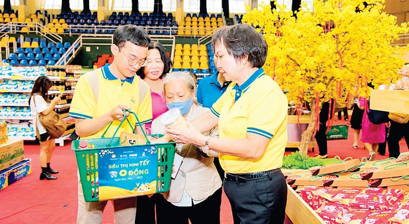 Người nghèo vui mừng mua hàng tại Siêu thị mini Tết 0 đồng.