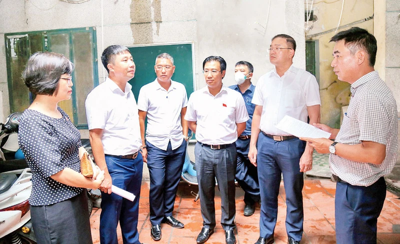 Đoàn giám sát của Hội đồng nhân dân thành phố Hà Nội tiến hành giám sát chuyên đề "Việc thực hiện các quy định của pháp luật trong quản lý, sử dụng tài sản công là nhà, đất thuộc sở hữu nhà nước của thành phố" tại Công ty trách nhiệm hữu hạn một thành viên Quản lý và Phát triển nhà Hà Nội. (Ảnh GIA HUY)