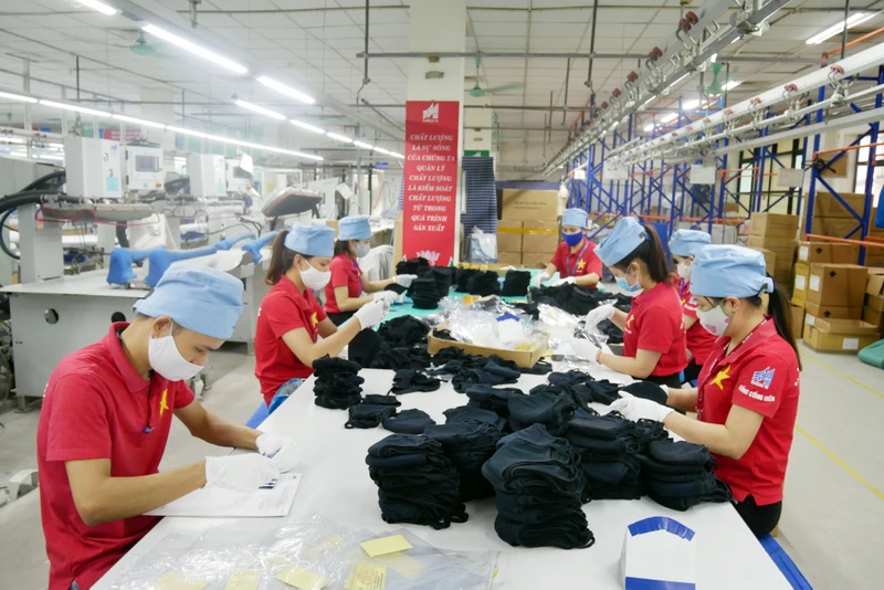 Sản xuất hàng may xuất khẩu tại Tổng công ty May 10.
