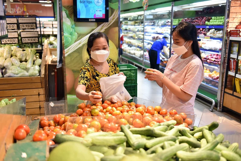 Khách hàng tham gia chương trình “Mua sắm xanh - Sống an lành”.