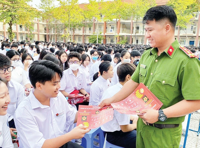 Đoàn Thanh niên Công an tỉnh Bình Dương tuyên truyền, hướng dẫn người dân sử dụng ứng dụng VNeID.