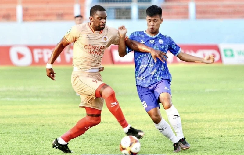 Công an Hà Nội "lội ngược dòng" thắng Khánh Hòa (áo xanh) 3-1.