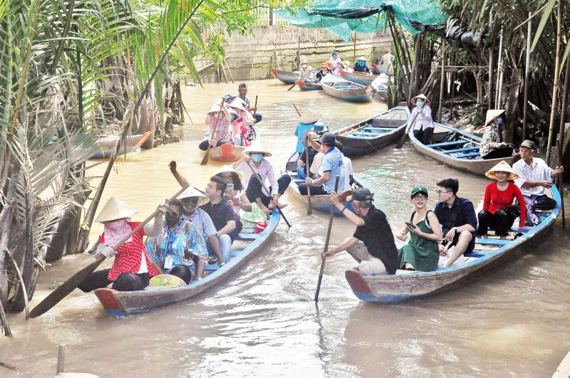 Chèo đò đưa du khách khám phá hệ thống kênh, rạch tại cù lao Thới Sơn, thành phố Mỹ Tho.