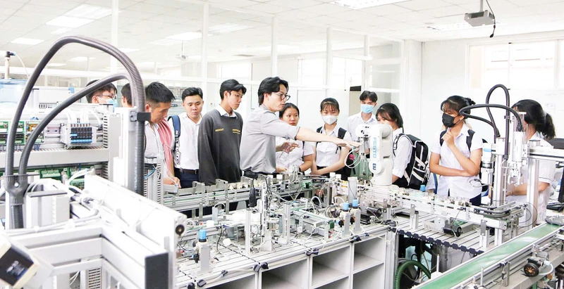 Thực hành của sinh viên Khoa kỹ thuật Trường đại học Quốc tế Miền Đông tại tỉnh Bình Dương.